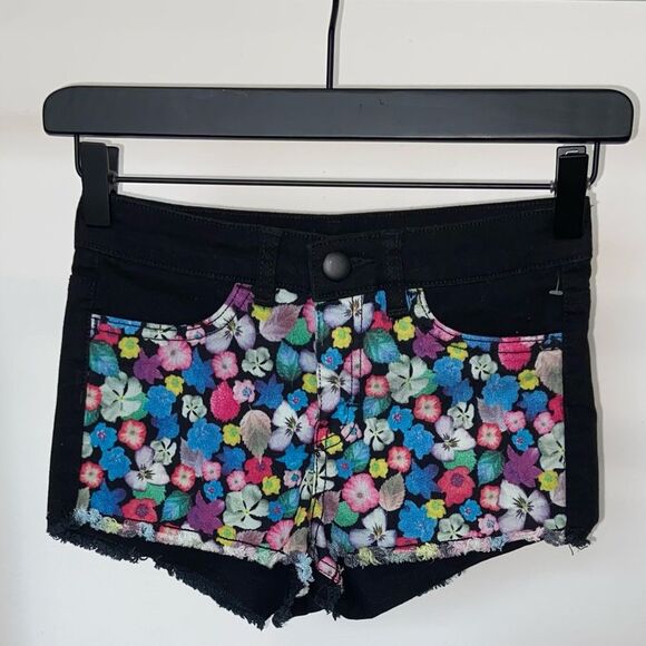H&M NWOT Black & Floral Denim Shorts - Picture 1 of 12